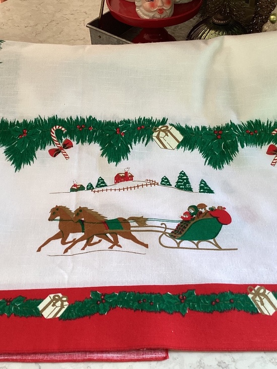 *Vintage Christmas Tablecloth* Excellent Condition * - Picture 3 of 11